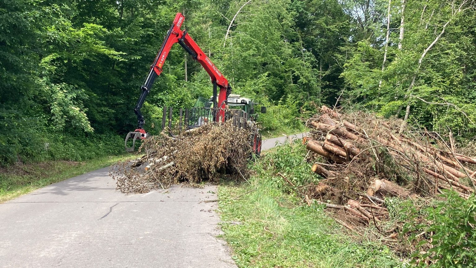 Im Einsatz mit Traktor und Rückewagen
